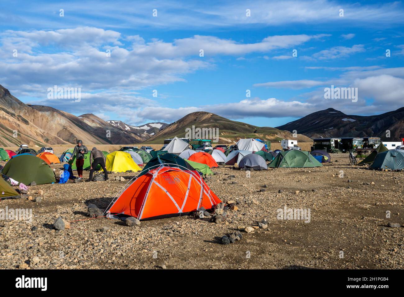 Landmannalaugar, Islande - 30 juillet 2017 : camp de tourisme dans les montagnes volcaniques de Landmannalaugar dans la réserve naturelle de Fjallabak. Islande Banque D'Images