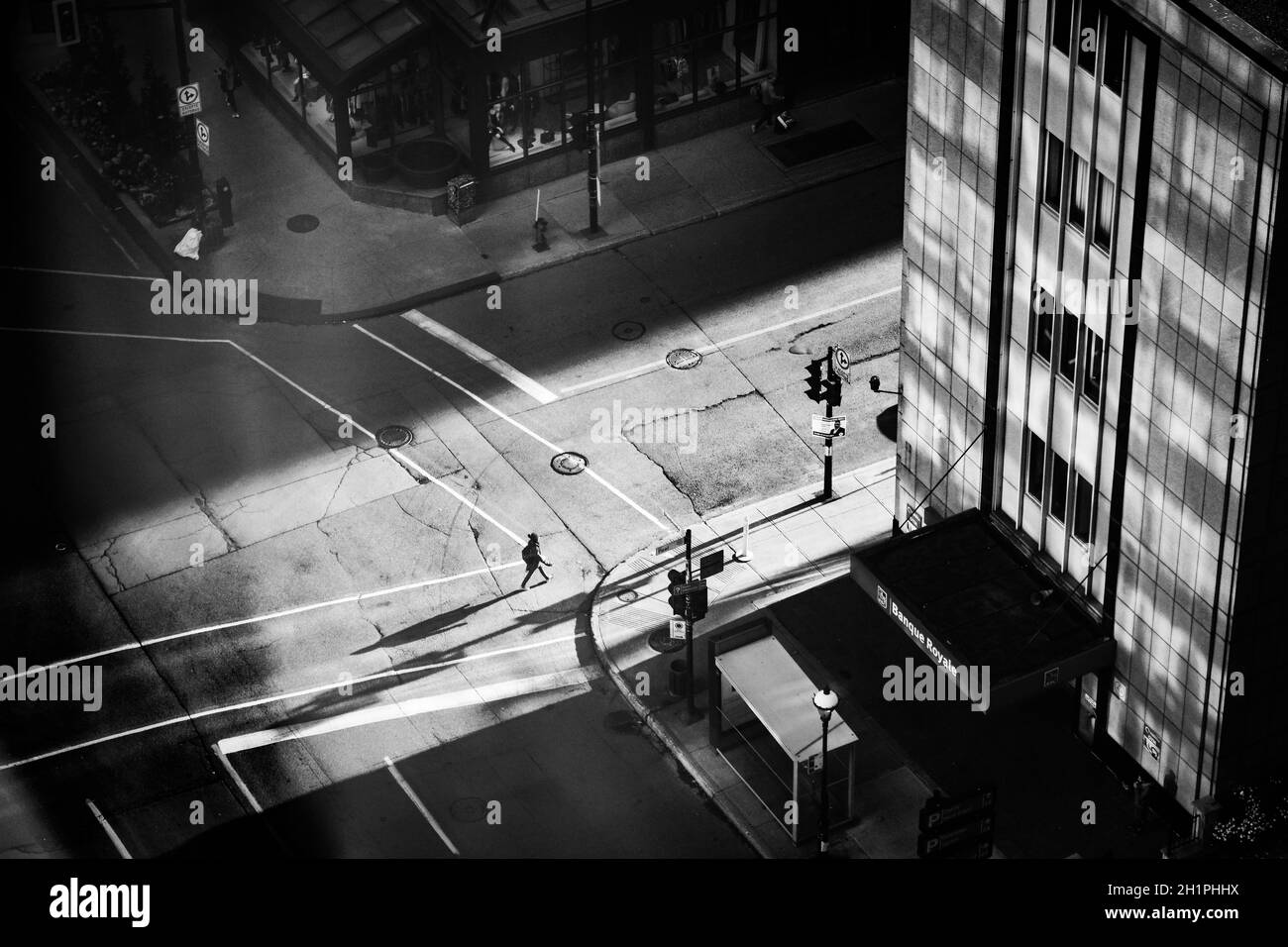 Les piétons et leurs ombres vus d'en haut sur la rue Sherbrooke, dans la zone du Golden Square Mile de Montréal, au pied du Mont-Royal. Banque D'Images