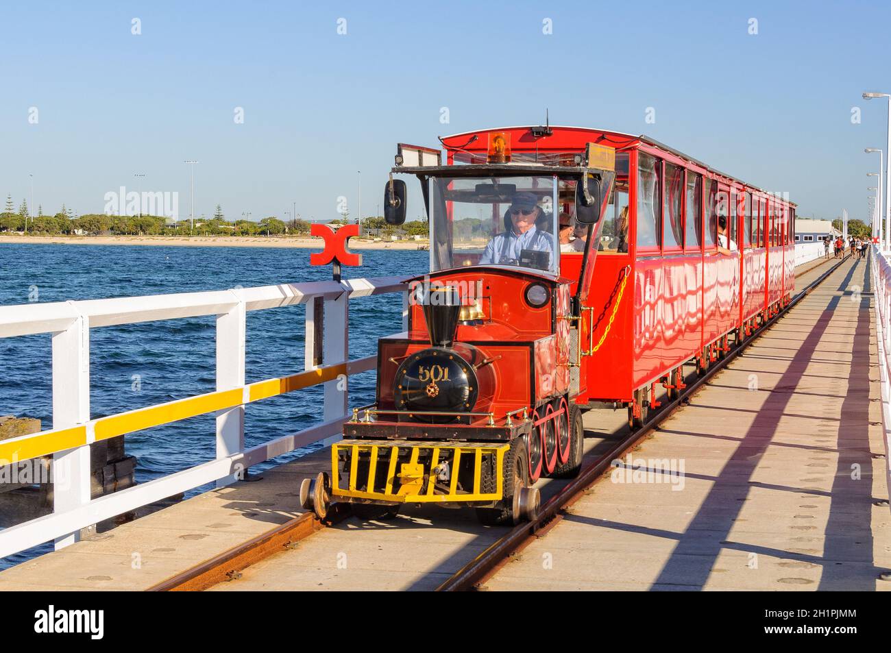 Le train Jetty emmène les touristes sur un trajet de 1.7 kilomètres à travers les belles eaux des boutiques de Geographe Bay - Busselton, WA, Australie Banque D'Images