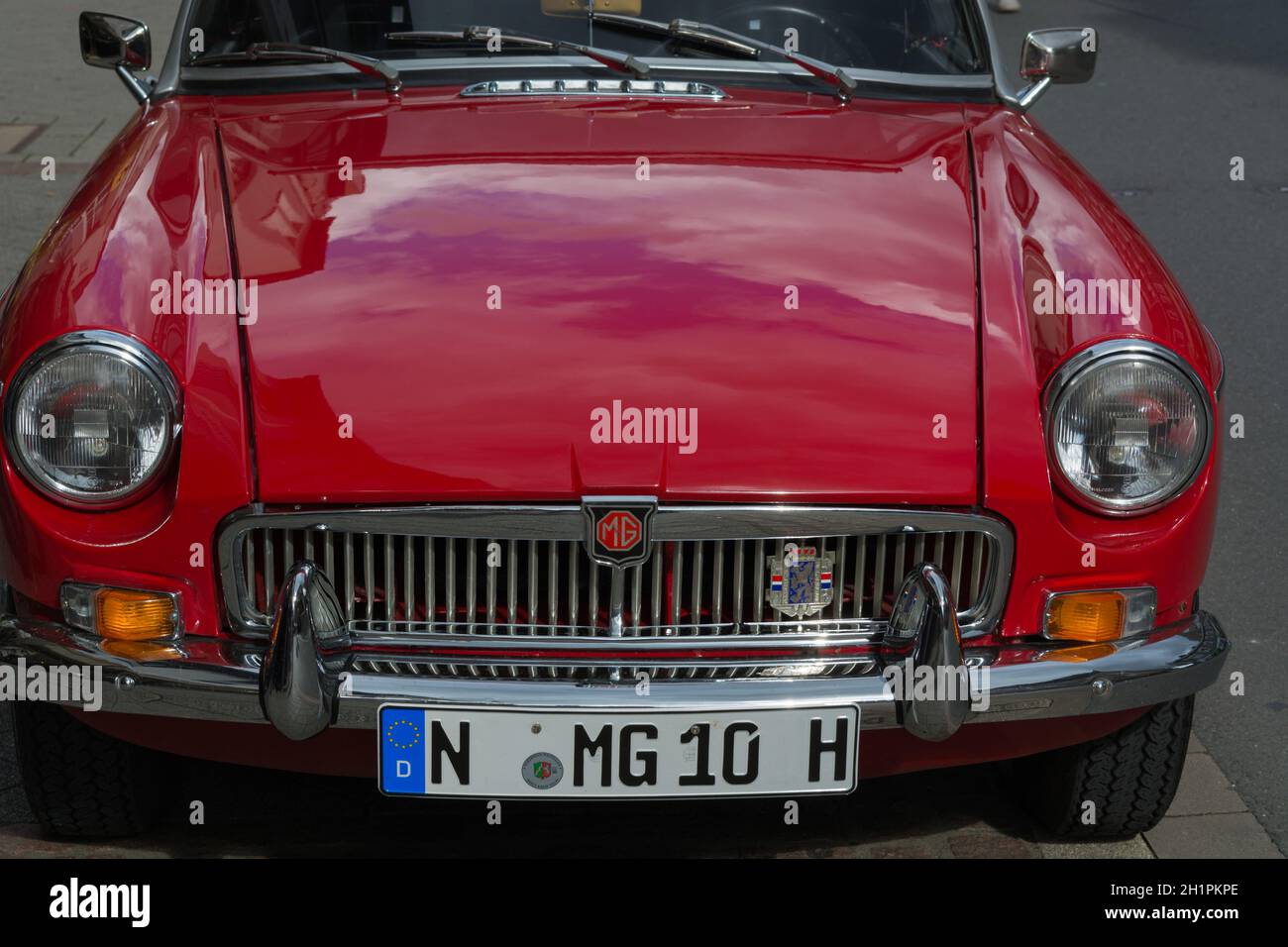 HEILIGENHAUS, NRW, ALLEMAGNE - 10 SEPTEMBRE 2017 : garages Oldtimer Morris vue avant du modèle MGB en rouge, garés à Heiligenhaus, Allemagne. Banque D'Images