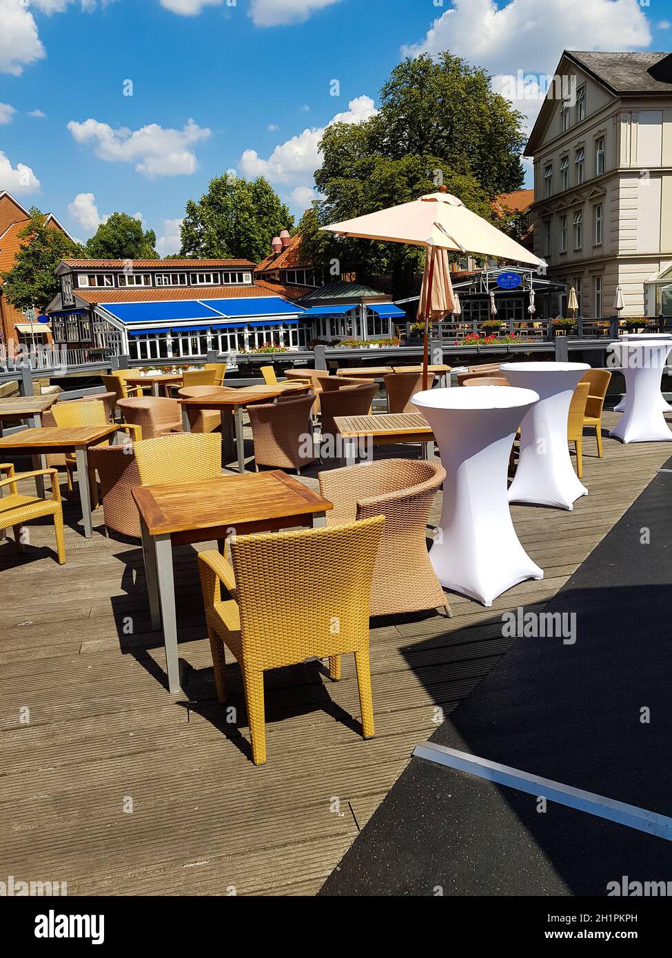 LÜNEBURG, NIEDERSACHSEN, ALLEMAGNE - JULI 27, 2018: Restaurant terrasse dans le centre de la ville de Lüneburg en arrière-plan vous pouvez voir le Romantik Hot Banque D'Images