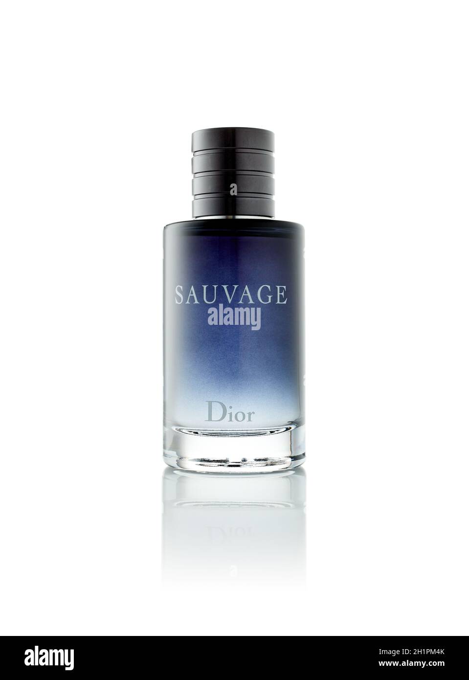 Saint-Pétersbourg, Russie - Mars 2020 - bouteille d'eau de toilette sauvage sur fond blanc.Produit de Christian Dior Banque D'Images