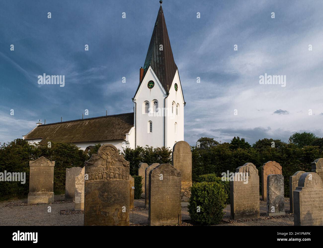 La photo montre l'église de Nebel sur Amrum in le soleil du soir Banque D'Images