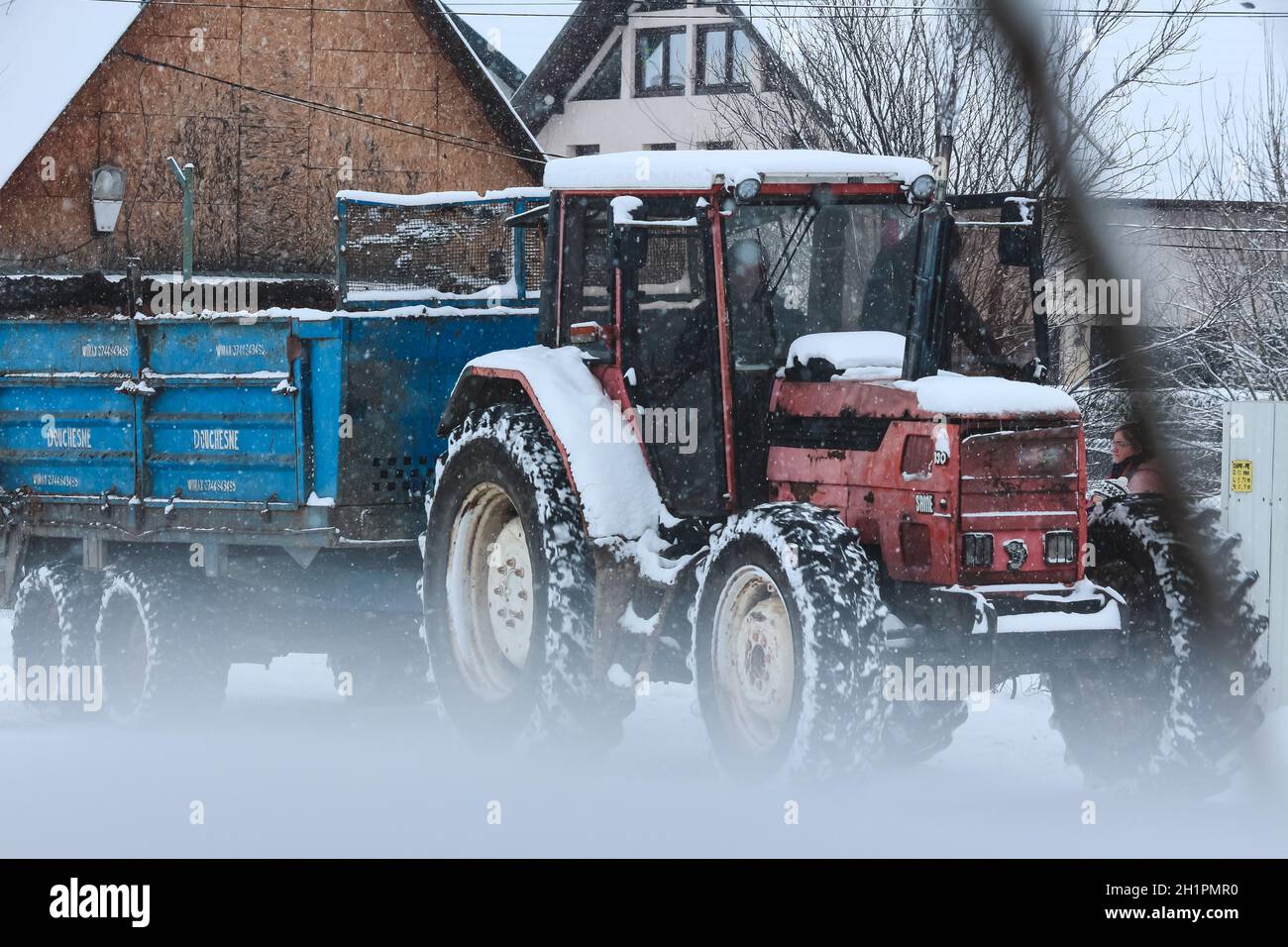 Tracteur conduit pendant une journée enneigée en Roumanie Banque D'Images