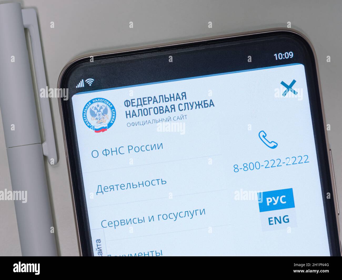 Moscou, Russie - 25 janvier 2021: Site du Service fédéral de la fiscalité de la Russie sur l'écran du smartphone sur une table blanche, près d'un stylo Banque D'Images