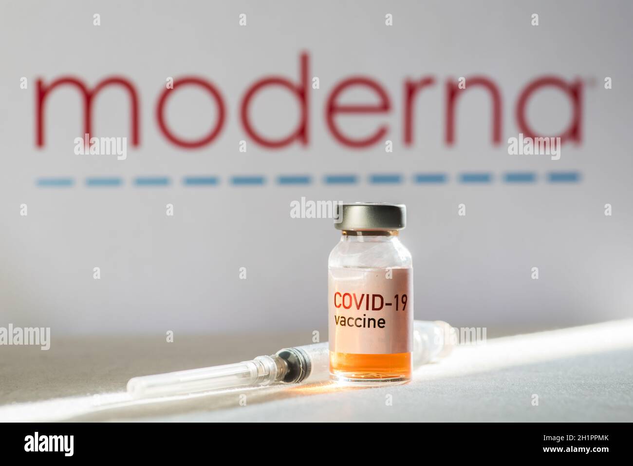 Bucarest, ROUMANIE - 10 février 2021 : image éditoriale avec une dose du nouveau vaccin coronavirus COVID-19, avec le journal Moderna Banque D'Images Bucarest, ROUMANIE - 10 février 2021 : image éditoriale avec une dose du nouveau vaccin coronavirus COVID-19, avec le journal Moderna Banque D'Images