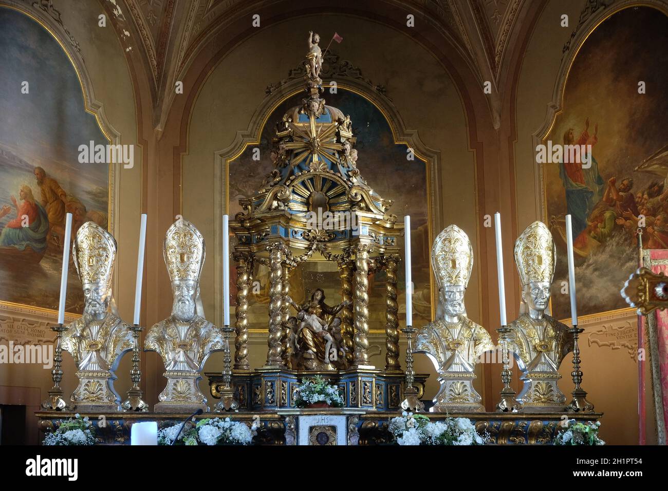 Maître-Autel dans l'église de Saint Victor sur l'île des pêcheurs, l'un des célèbres îles Borromées sur le Lac Majeur, Italie Banque D'Images