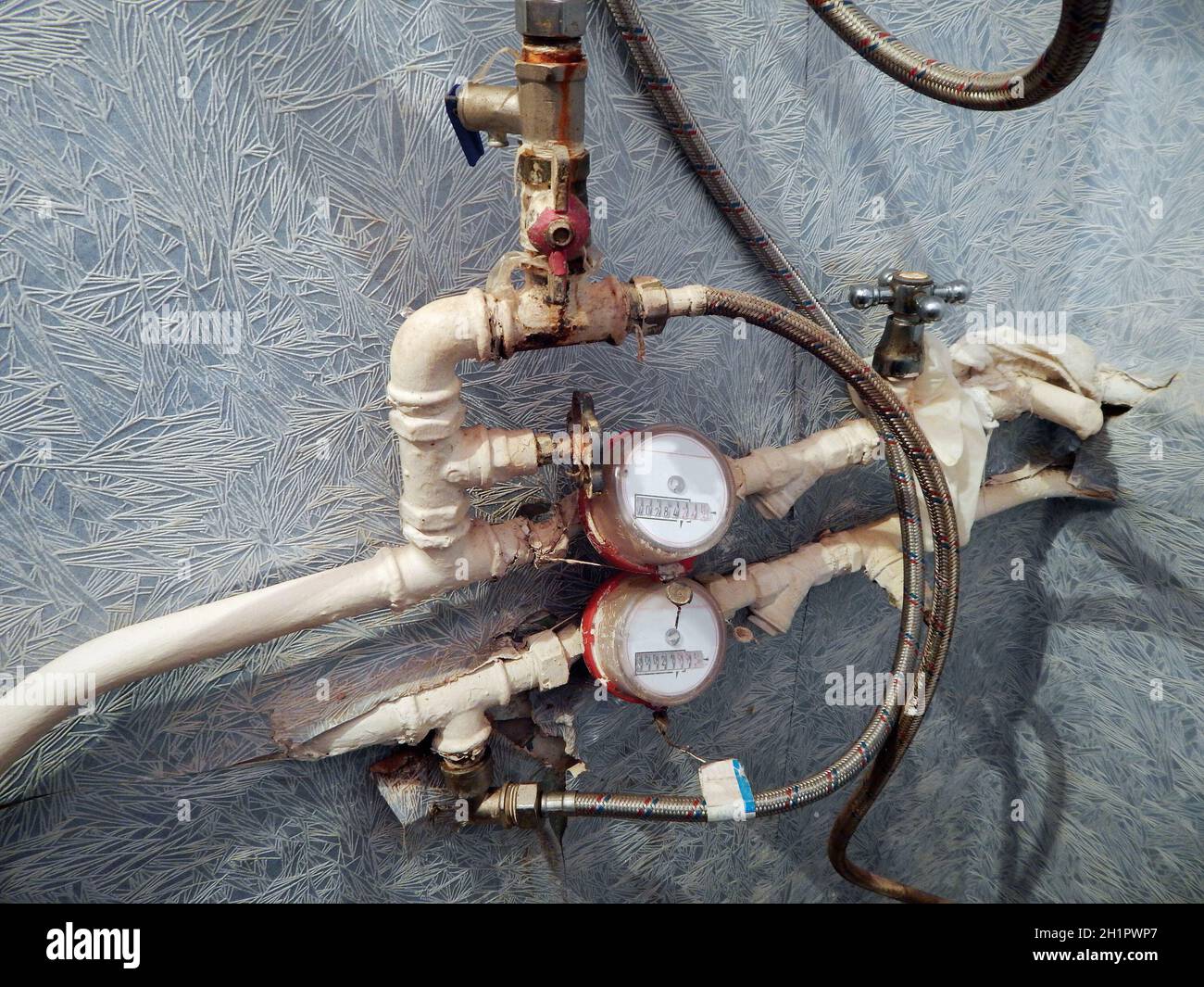 Vieux tuyaux d'eau et compteurs d'eau. Plomberie dans l'appartement Photo  Stock - Alamy