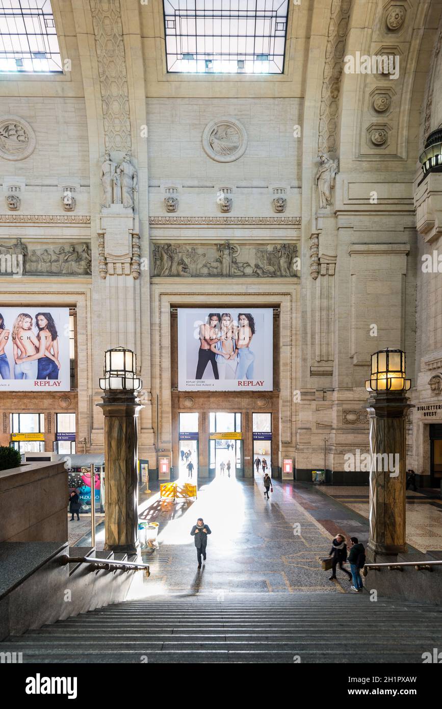 Milan, Italie - 1 décembre 2016 : les gens du voyage à l'intérieur de l'édifice de la gare centrale de Milan. Il a été ouvert en 1931, propose une cuisine nationale et Banque D'Images