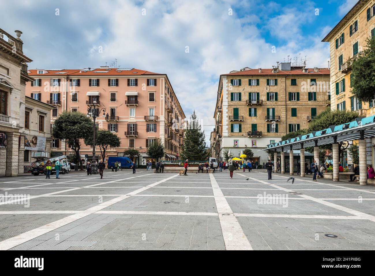 Savona, Italie - 2 décembre 2016 : Les gens sont en marche la piazza Sisto  IV au centre de la ville de Savone, Ligurie, Italie Photo Stock - Alamy