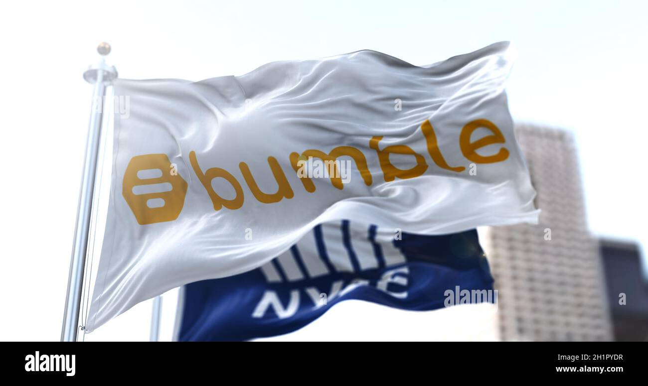 New York, Etats-Unis, février 11 2021: Le drapeau de l'application de datation Bumble flipping dans le vent avec le drapeau de NYSE. Le 2021 février, les actions de Bumble ont grimpé en flèche Banque D'Images