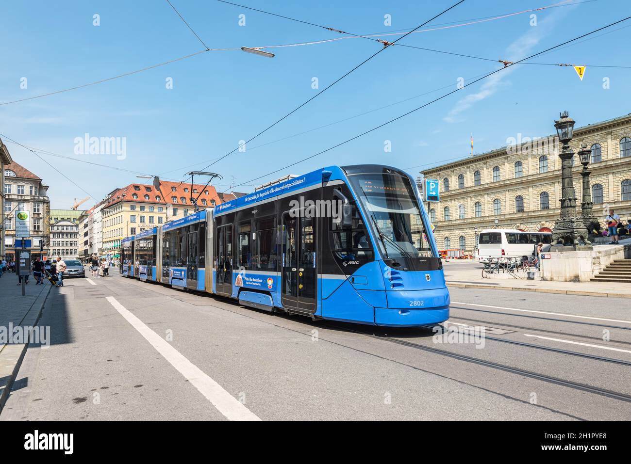 Munich, Allemagne - le 29 mai 2016 : Un tramway électrique passant autour de Théâtre National (Residenztheater) à Munich, Allemagne Banque D'Images
