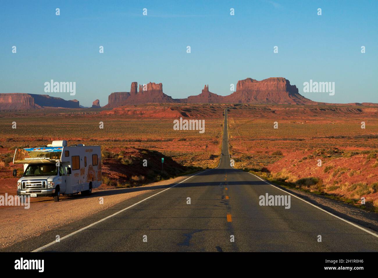 RV à côté de U.S. Route 163, Monument Valley, Navajo Nation, de l'Utah, près de la frontière de l'Arizona, USA Banque D'Images