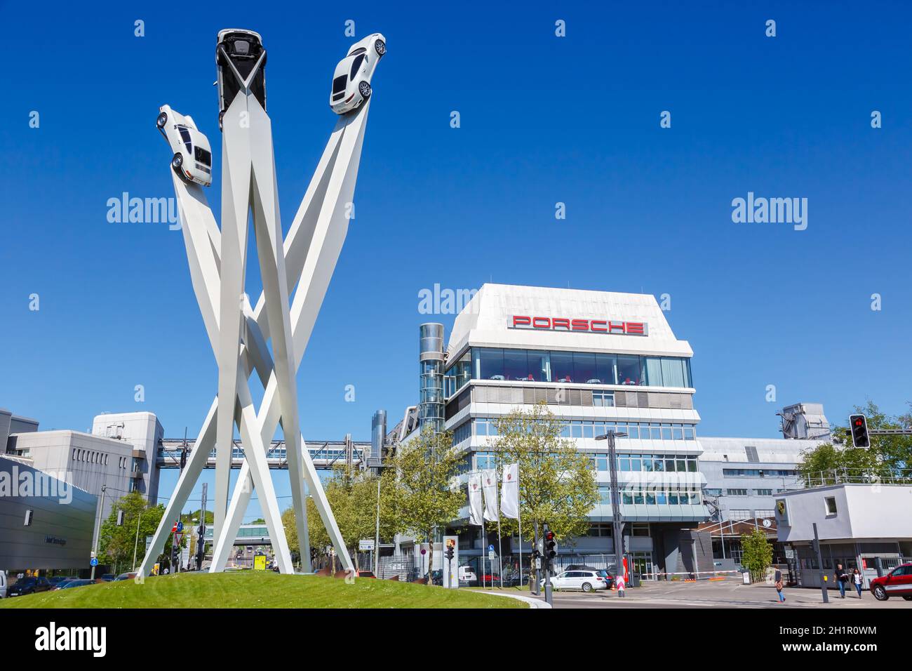Stuttgart, Allemagne - 22 avril 2020 : le siège social de Porsche à Stuttgart, Allemagne, est un centre d'architecture artistique. Banque D'Images