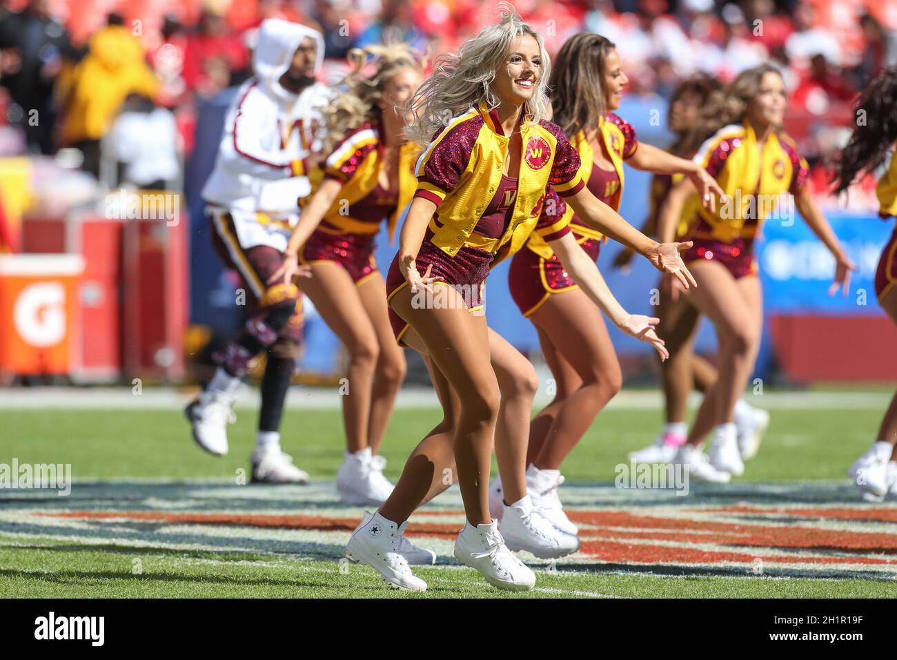 Dimanche 17 octobre 2021 ; Landover, MD,USA; l'équipe de danse de football de Washington divertit les fans lors d'un match NFL contre les Kansas City Chiefs Banque D'Images