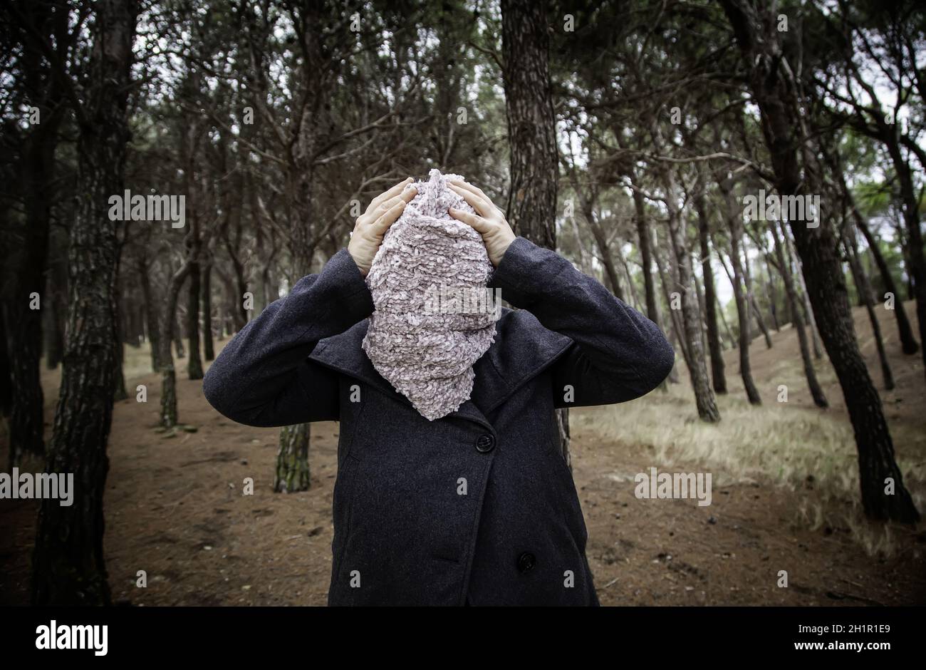 Détail de la jeune femme sous le ciel, le froid et l'hiver Banque D'Images