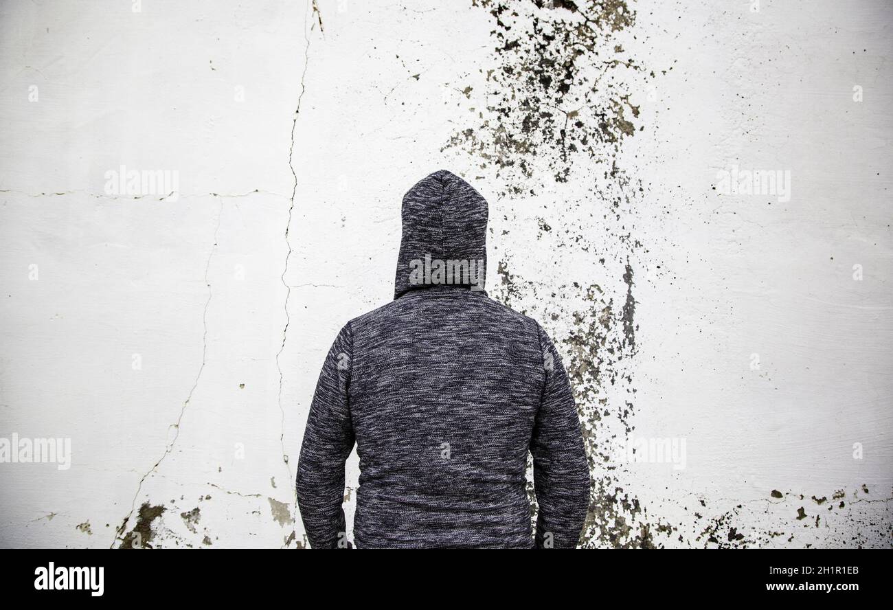 Détail d'un jeune homme sur une journée d'hiver froide et enneigée Banque D'Images