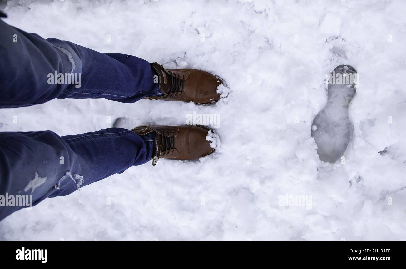 Détail des bottes pour hommes par temps neigeux en hiver, froid et sur glace Banque D'Images
