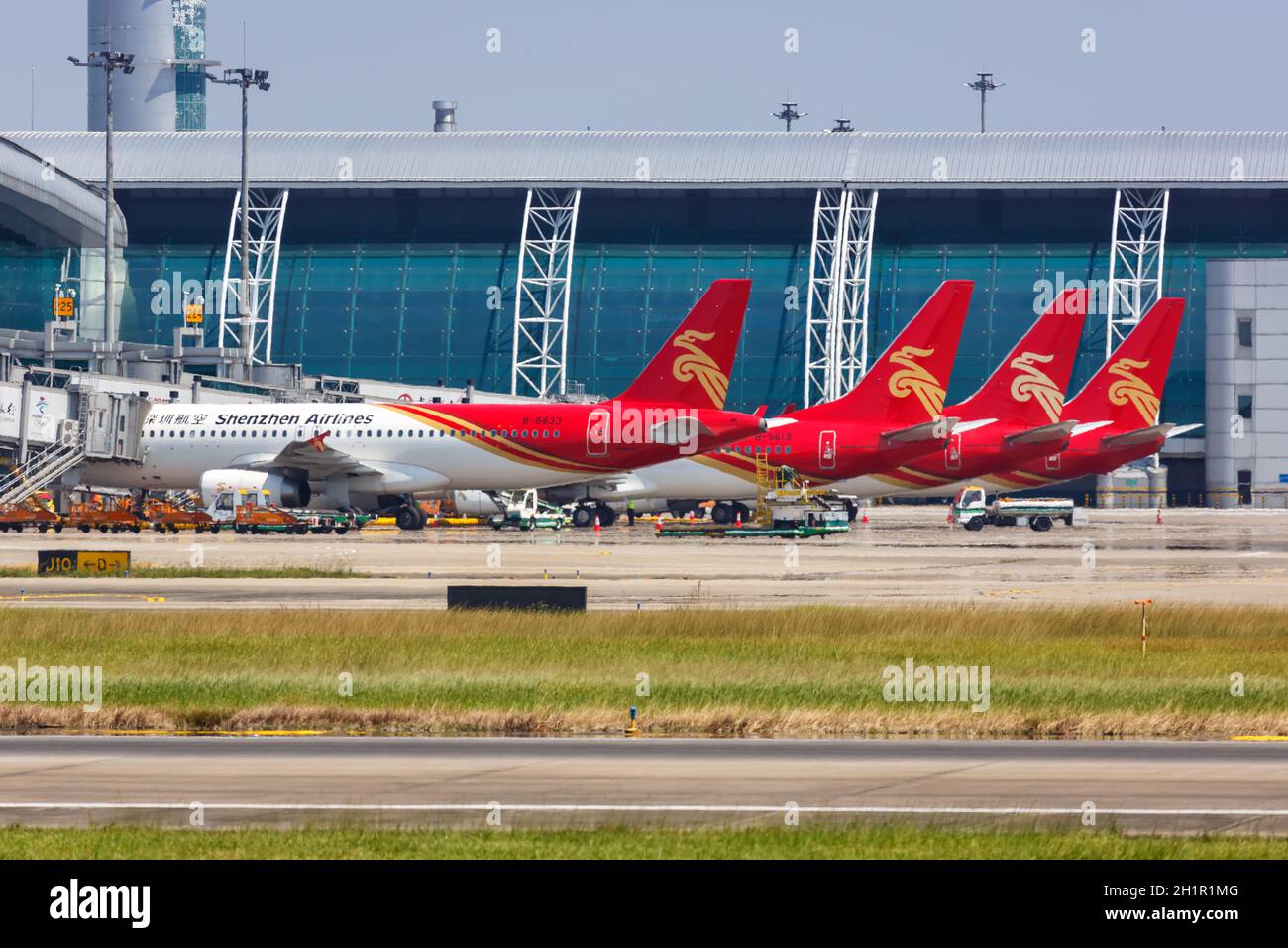 Guangzhou, Chine - 23 septembre 2019 : avions Airbus et Boeing de Shenzhen Airlines à l'aéroport de Guangzhou (CAN) en Chine. Banque D'Images