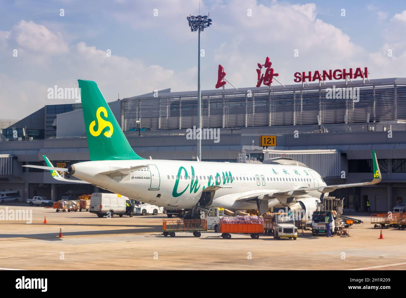 Shanghai, Chine - 26 septembre 2019 : avion Airbus A320 de Spring Airlines à l'aéroport de Shanghai Hongqiao (SHA) en Chine. Airbus est un avion européen Banque D'Images