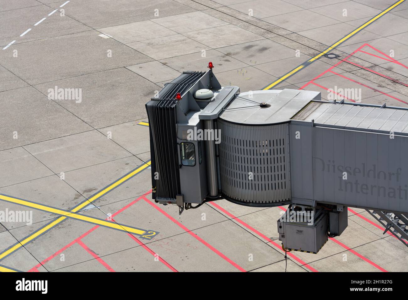 DÜSSELDORF, NRW, ALLEMAGNE - 18 JUIN 2019 : divers véhicules sur le terrain d'aviation de l'aéroport de Düsseldorf Banque D'Images