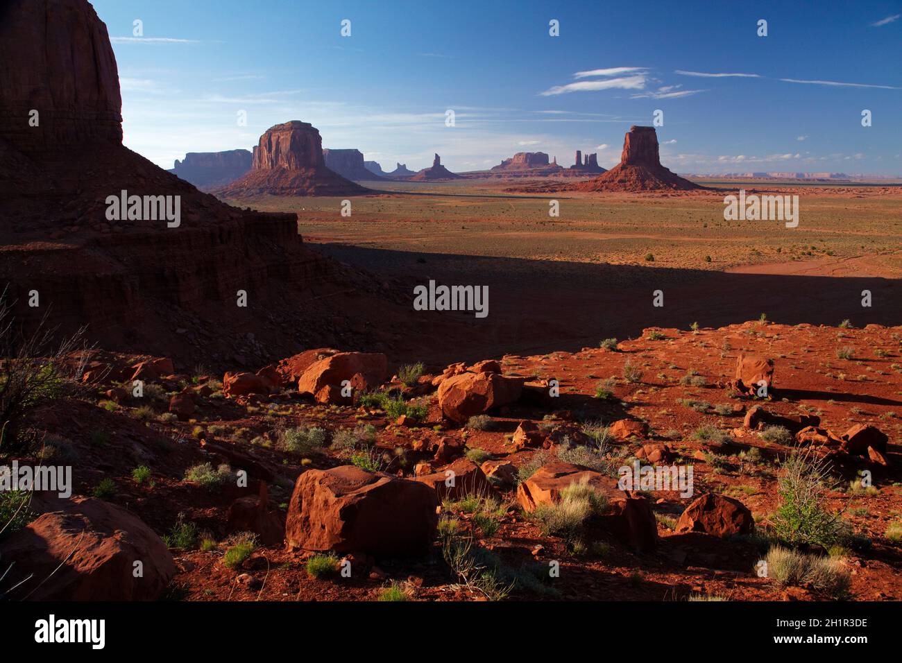 Merrick Butte (à gauche) et à l'Est Mitten (à droite), Monument Valley, Navajo Nation, Arizona/Utah, États-Unis Frontière Banque D'Images