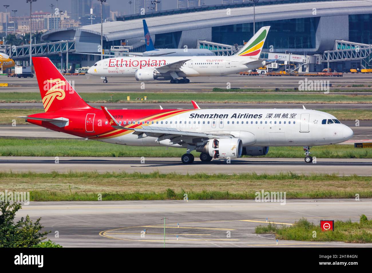 Guangzhou, Chine - 24 septembre 2019 : avion Airbus A320 de Shenzhen Airlines à l'aéroport de Guangzhou Baiyun en Chine. Banque D'Images