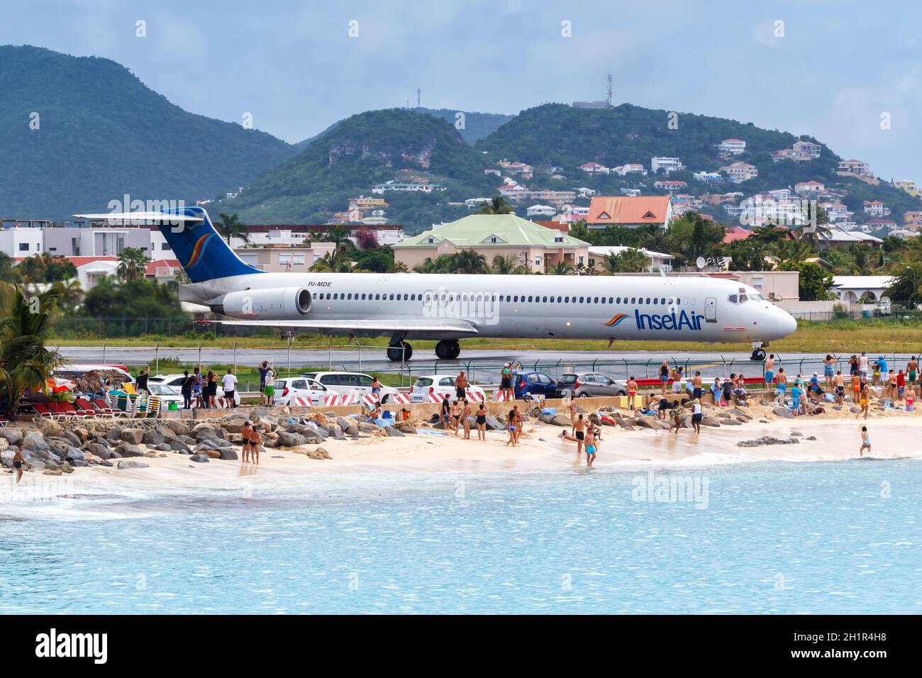 Sint Maarten, Antilles néerlandaises - 21 septembre 2016 : avion Insel Air McDonnell Douglas MD-82 à l'aéroport de Sint Maarten aux pays-Bas Antille Banque D'Images