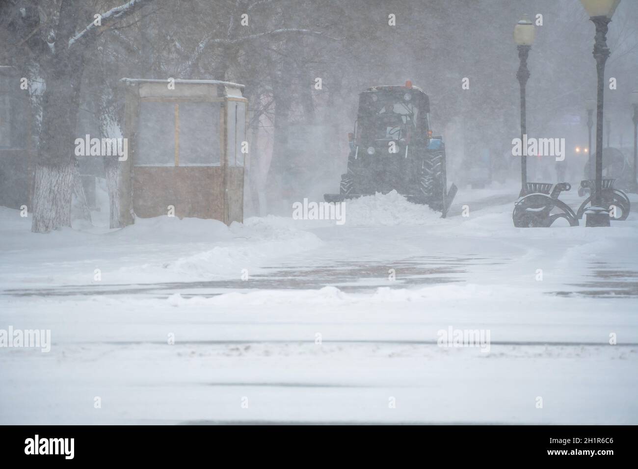 L'équipement de déneigement, les services publics et les services municipaux déneigent la neige des rues dans la tempête de neige, Blizzard et tempête de neige.Conditions météo Banque D'Images