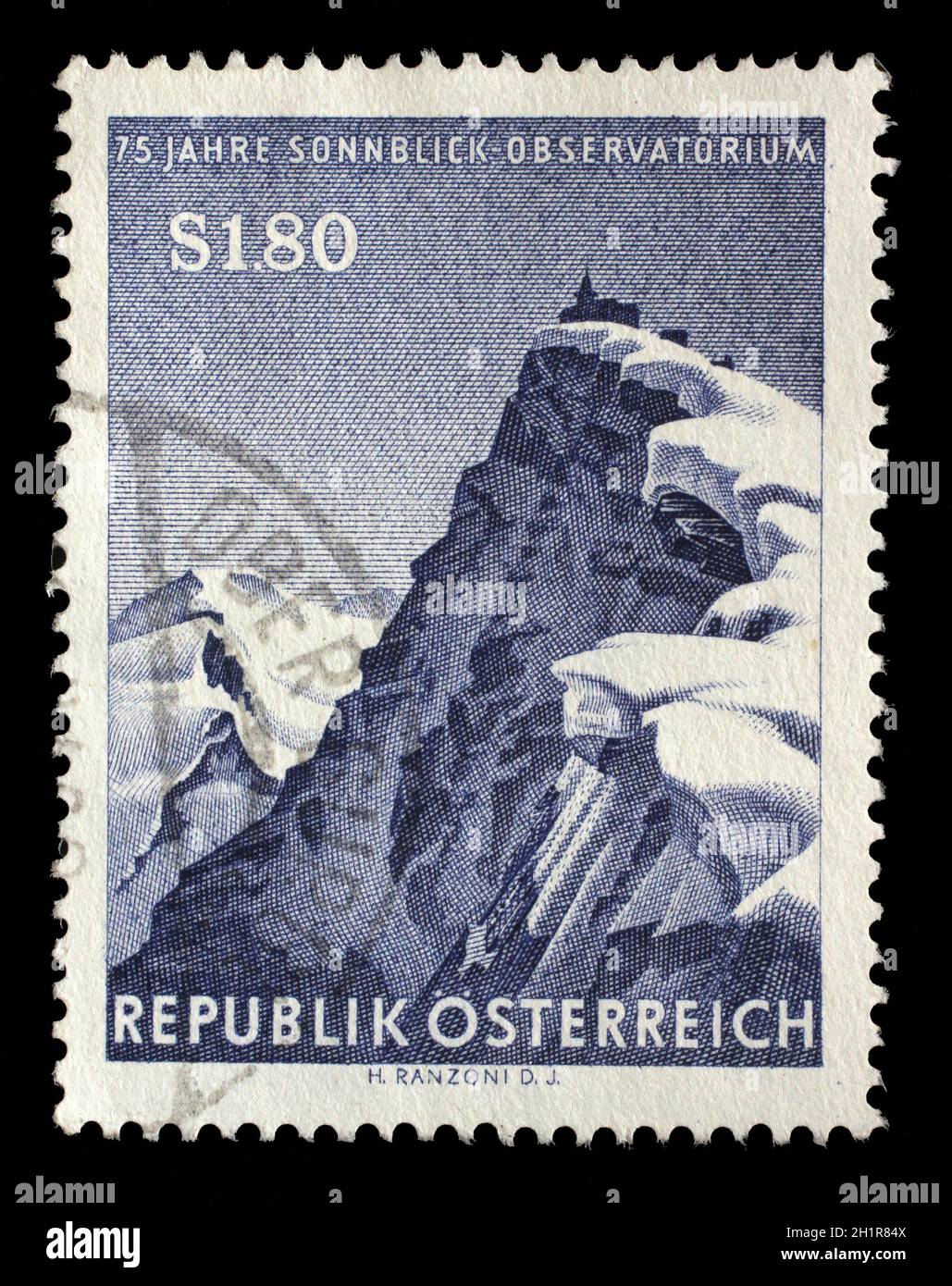 Timbre imprimé par l'Autriche montre une vue sur les sommets de Hoher Sonnblick avec son Observatoire situé dans les Alpes centrales autrichiennes, vers 1962. Banque D'Images