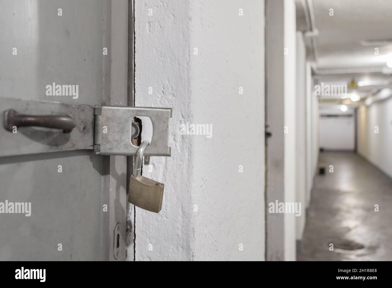 Gros plan du cadenas ouvert dans les caves. Sécurité. Banque D'Images