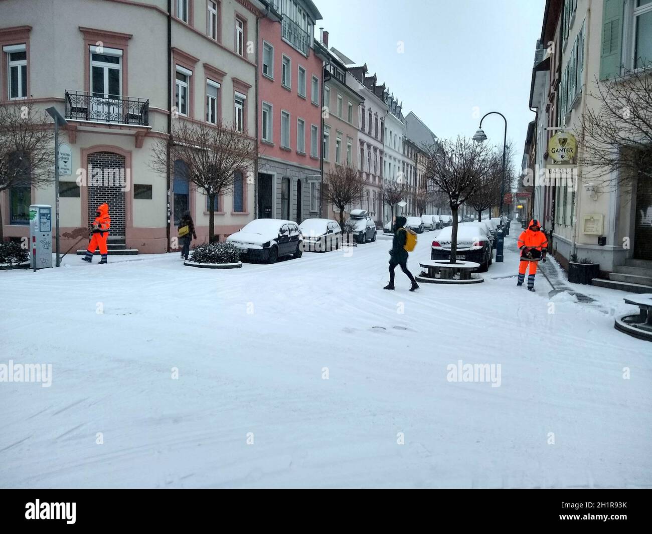 Wintereinbruch im Schwarzwald.Auch in Freiburg im Breisgau gab der Winter am Mittwoch in comeback.Le Mitarbeiter des Städtischen Bauhofs befreien die Banque D'Images