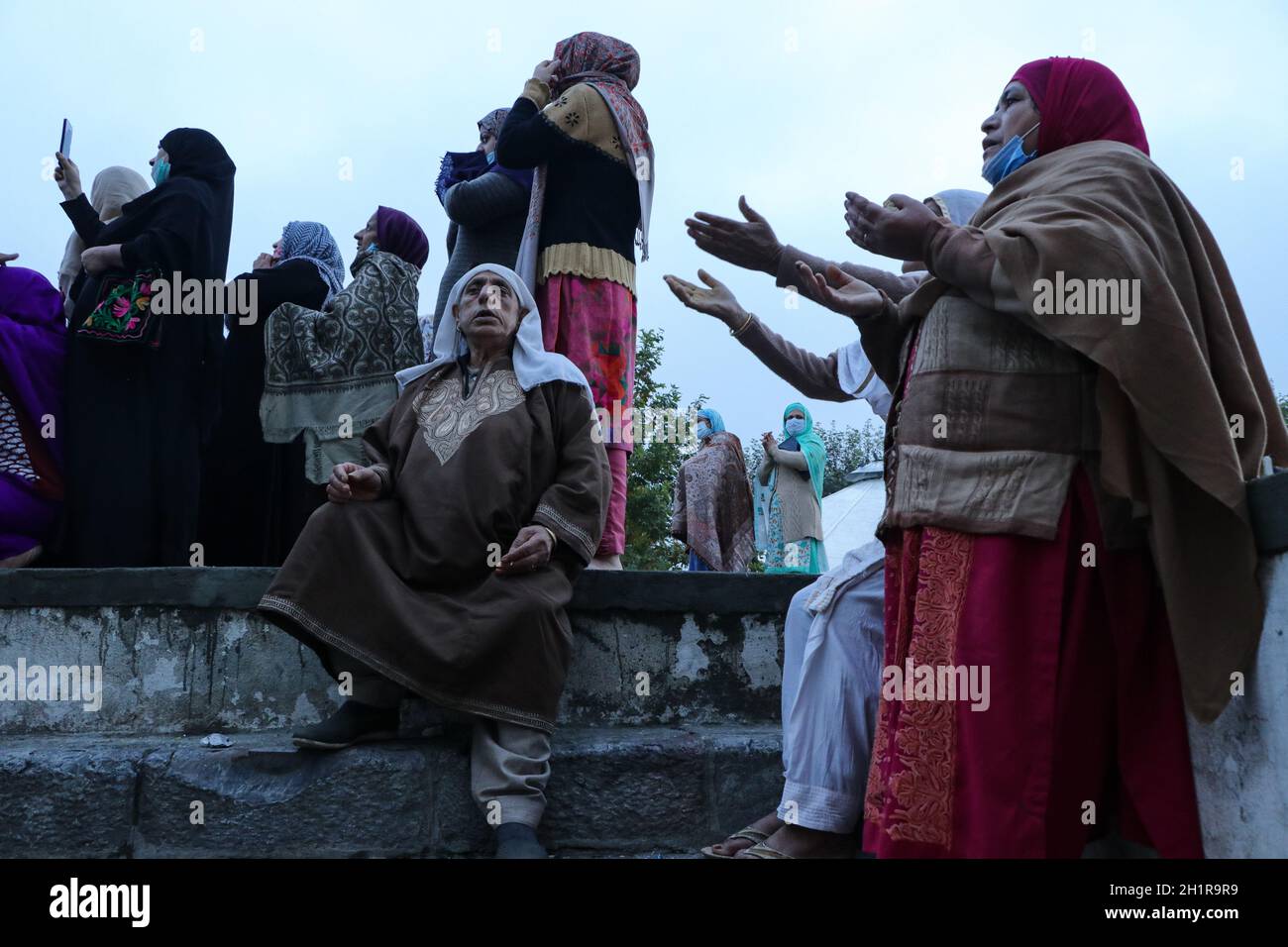 Srinagar, Jammu-et-Cachemire, Inde.18 octobre 2021.Les musulmans cachemiriens offrent des prières spéciales lors de l'Eid Milad-un-Nabi, qui marque l'anniversaire de naissance du prophète, au sanctuaire Hazratbal de Srinagar, au Cachemire administré par l'Inde, le 19 octobre 2021.Des milliers de musulmans cachemiriens se sont rassemblés au sanctuaire de Jammu-et-Cachemire, la capitale estivale, pour offrir des prières à l'occasion de l'anniversaire de naissance du Prophète.Crédit: Adil Abbas/ZUMA Wire/Alay Live News Banque D'Images