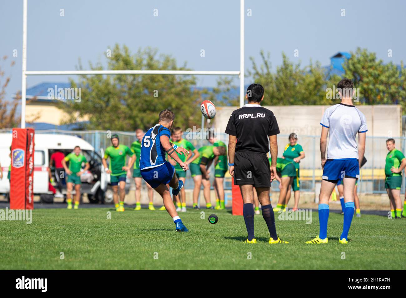 Anapa, Russie - 5 octobre 2019 : un joueur de rugby prend un coup de pied libre sur le but de l'adversaire Banque D'Images