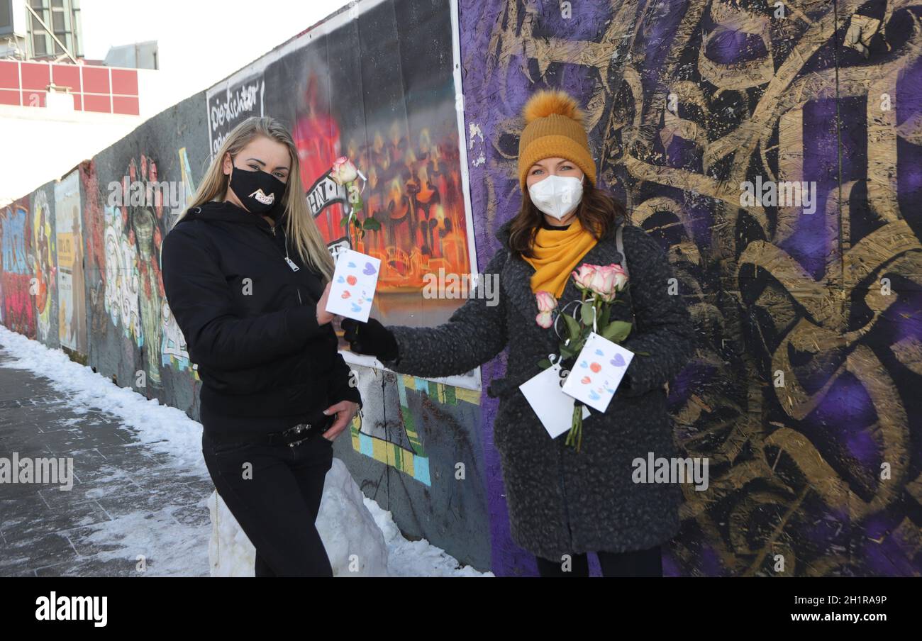 Janine Marscha , Jennyfer-Celina White , WorldMission repenser la distribution de 111 roses pour la Saint-Valentin à la veille du Kiez à Spielbudenpl Banque D'Images