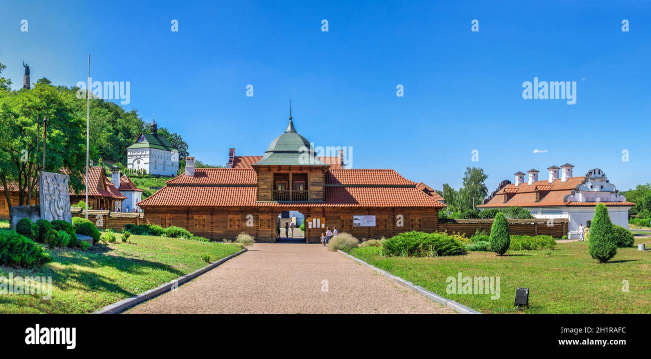 Chyhyryn, Ukraine 07.12.2020. Entrée de la résidence restaurée de Bohdan Khmelnytskyi à Chyhyryn, en Ukraine, par une belle journée d'été Banque D'Images