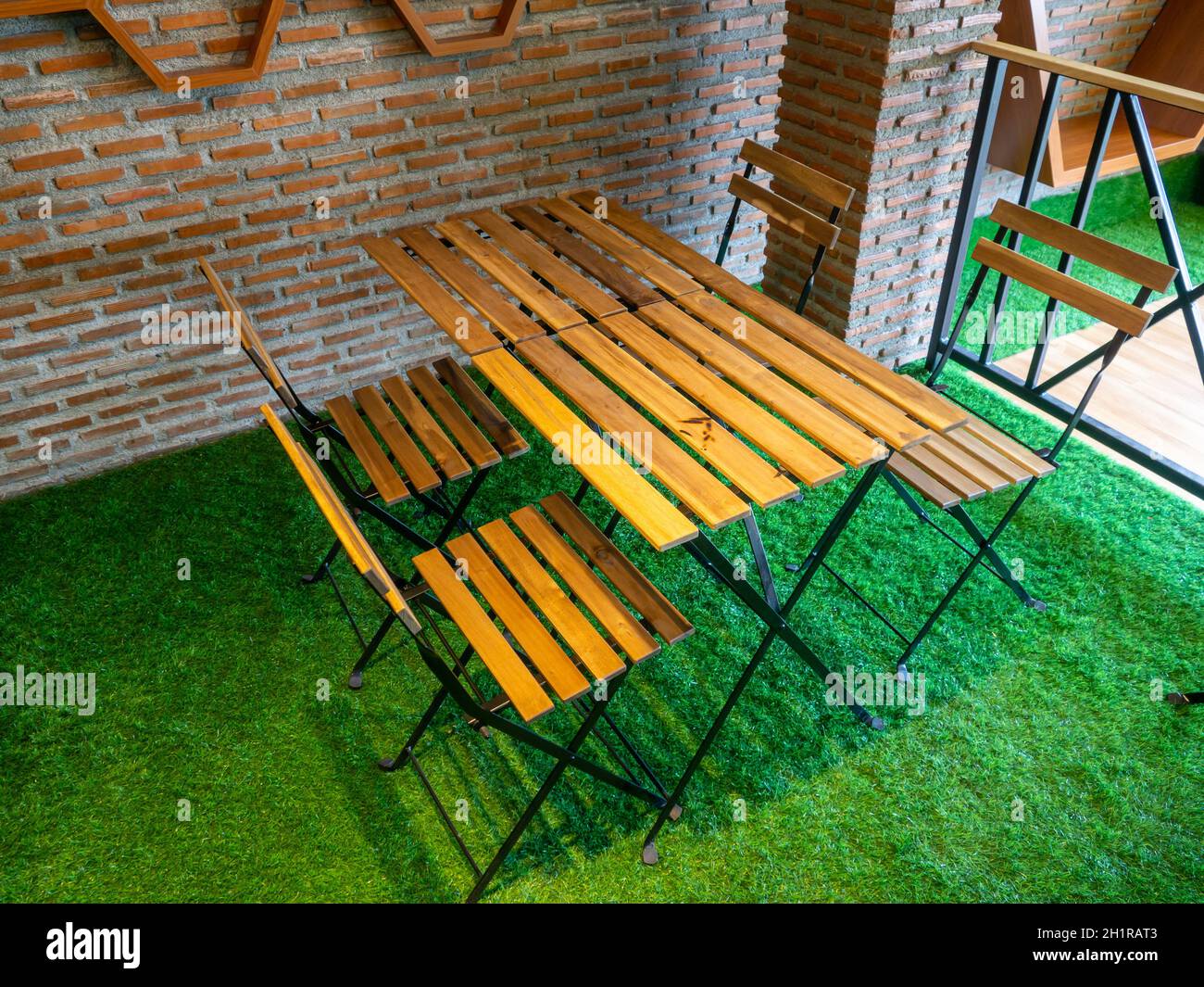 La salle avec table commune, chaises dans un café d'époque Banque D'Images
