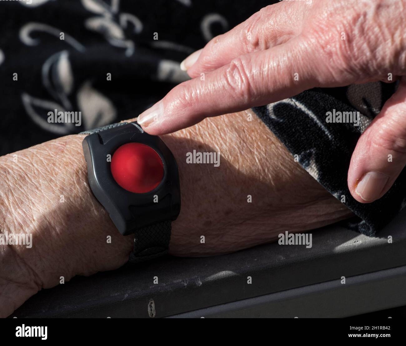 bracelet d'alerte médicale avec bouton d'urgence pour personnes âgées en  soins à domicile Photo Stock - Alamy