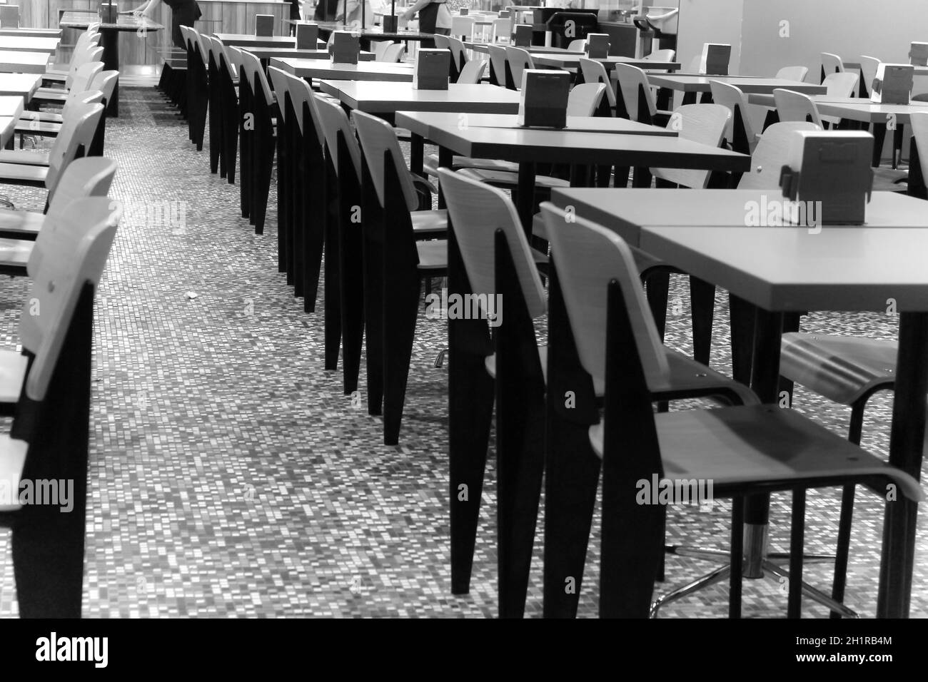 Table et chaise au restaurant Banque D'Images
