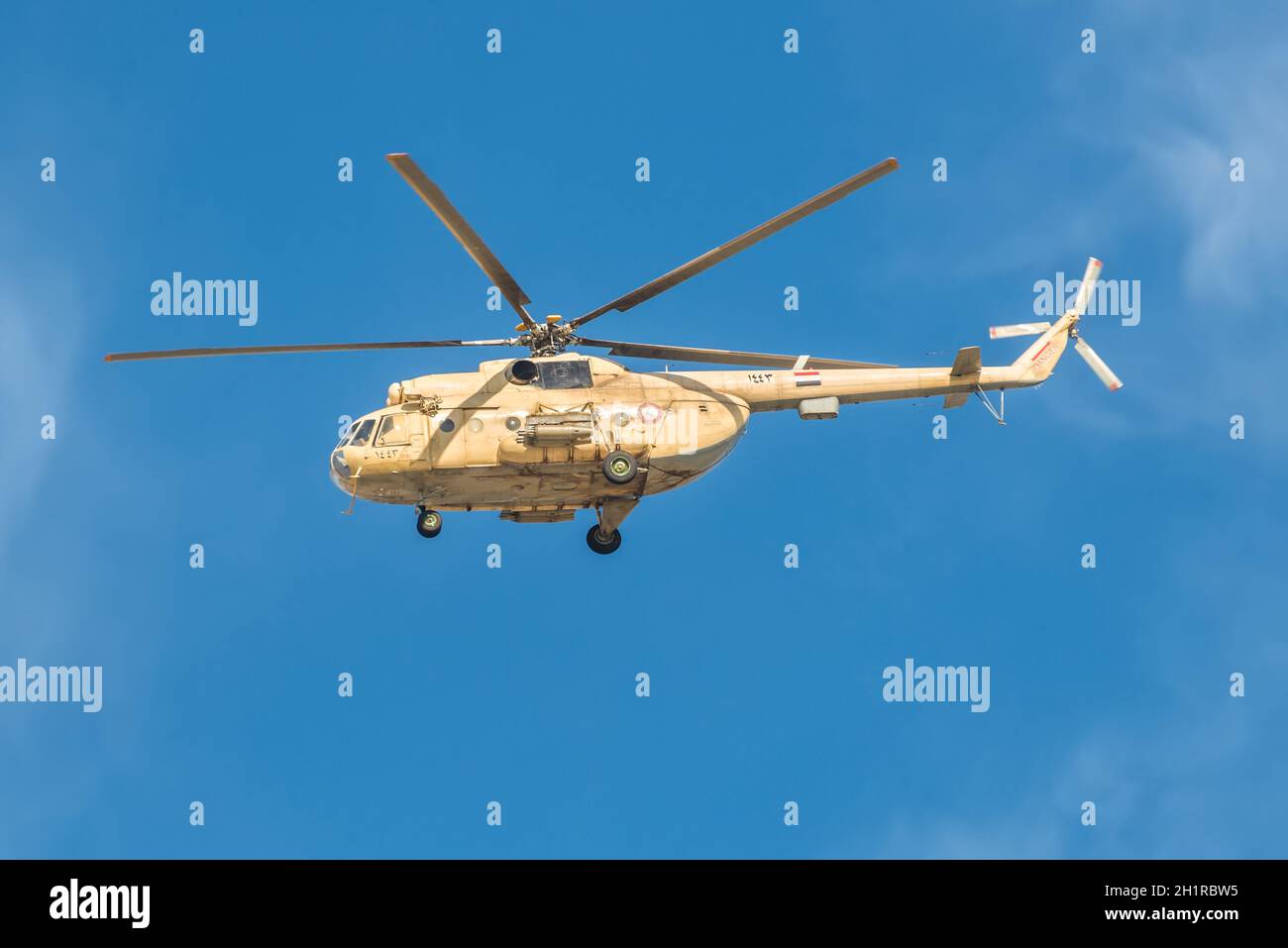 El Qantara, Egypte - Novembre 5, 2017 : un Mil Mi-8 Hip qui patrouille dans le canal de Suez en Égypte. Banque D'Images