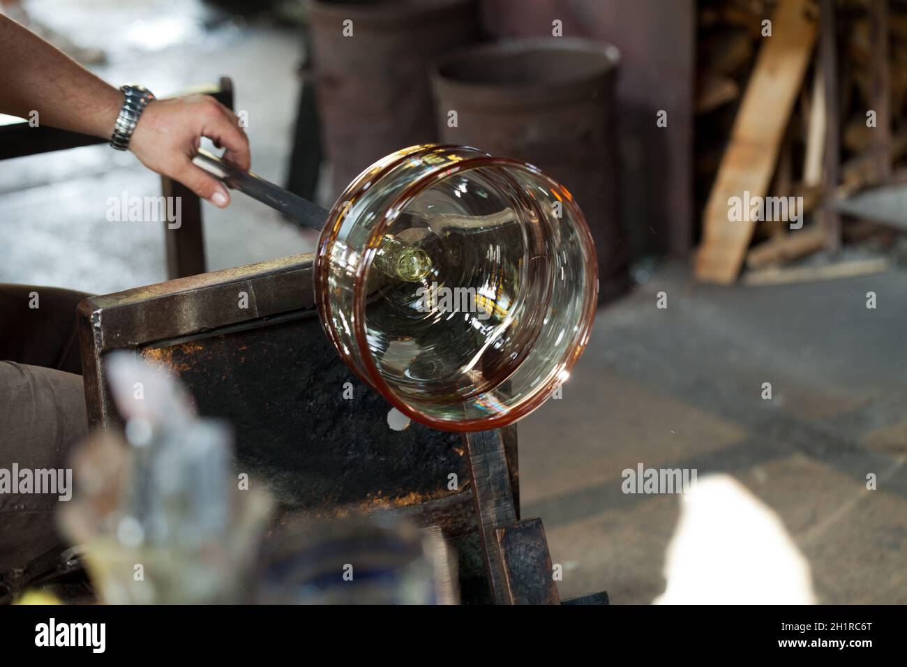 Souffleur de verre faisant soigneusement son produit Banque D'Images