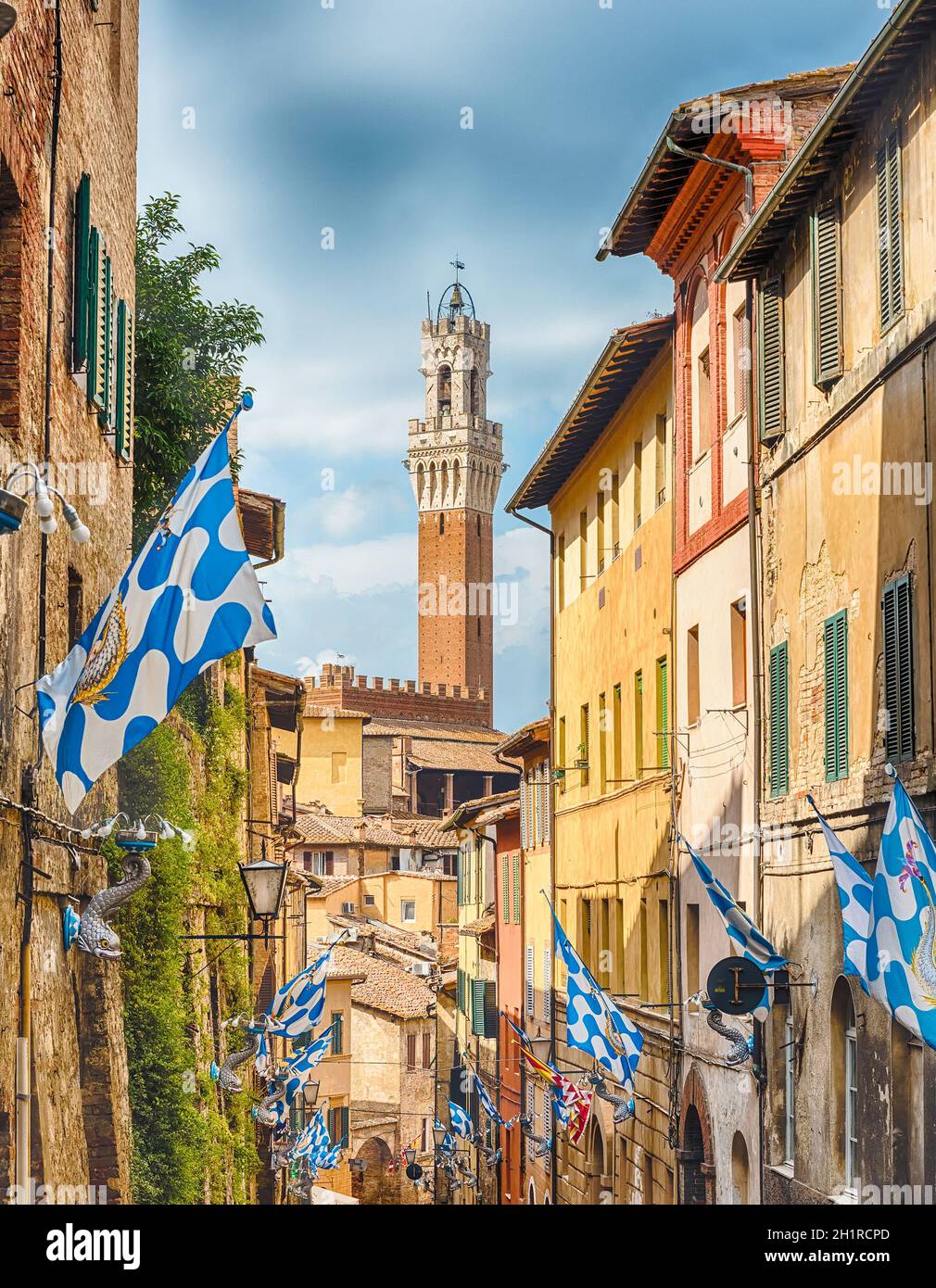 Promenez-vous dans les rues pittoresques du centre-ville médiéval de Sienne, l'une des attractions touristiques les plus visitées de la nation en Italie Banque D'Images