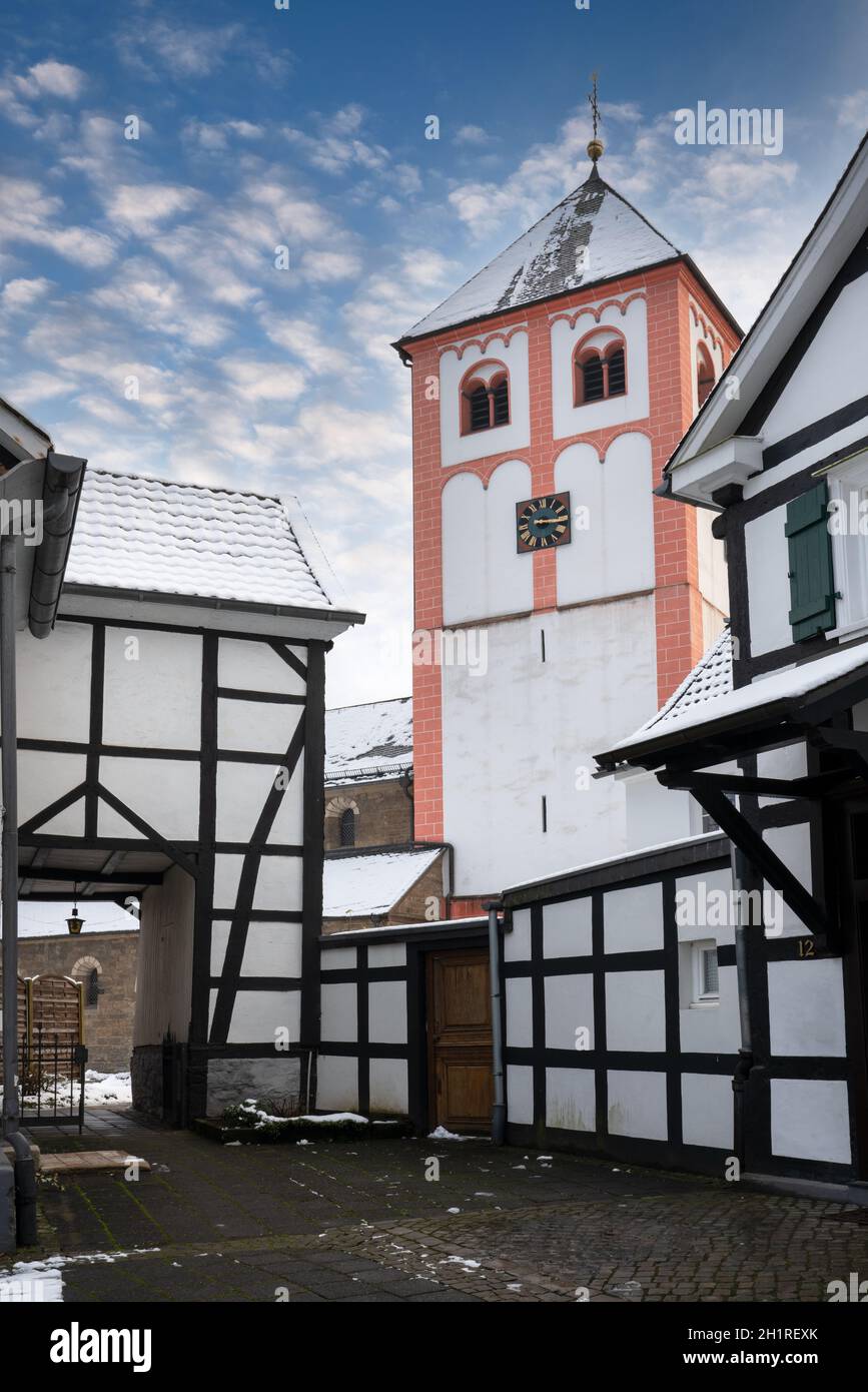 Centre du village Odenthal avec église paroissiale et vieux bâtiments le jour d'hiver, Allemagne Banque D'Images