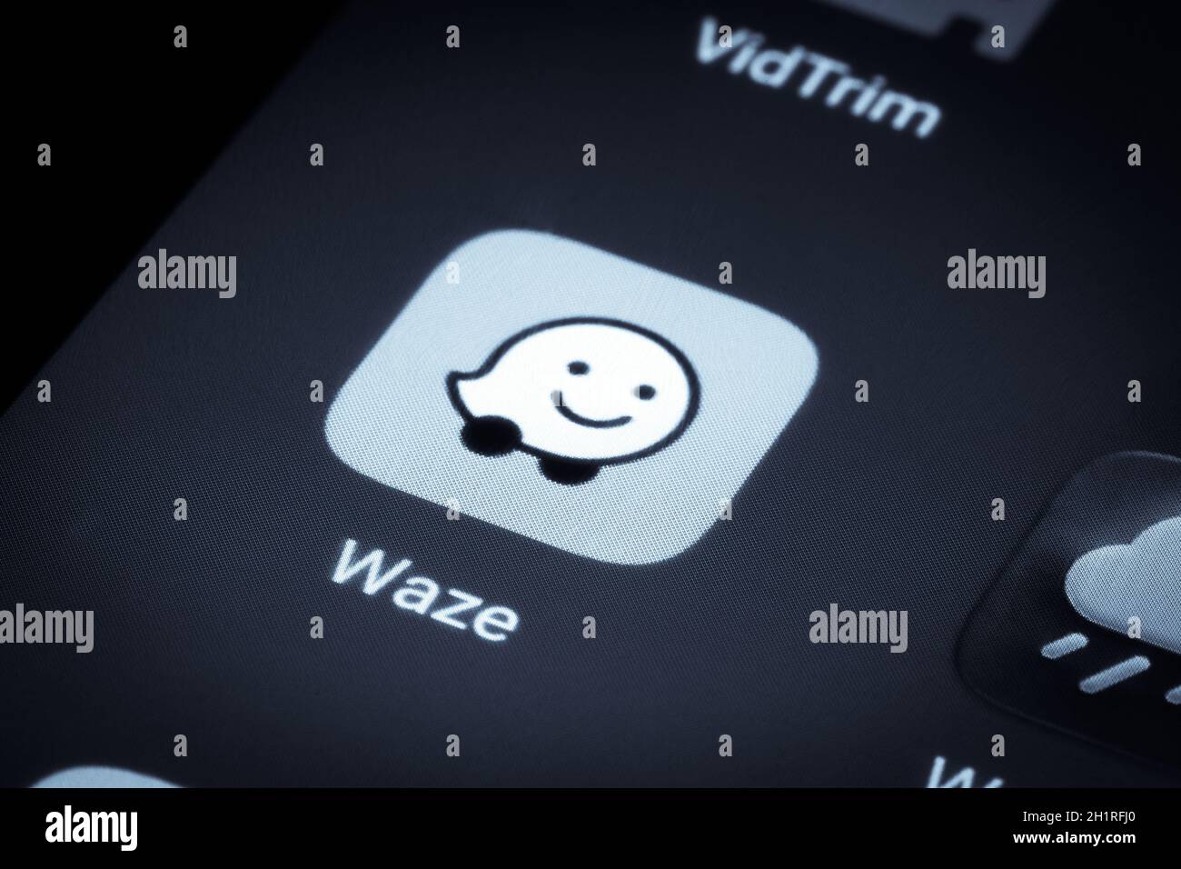 Bucarest, Roumanie - 13 décembre 2020 : image éditoriale de l'application mobile Waze sur un écran de smartphone. Banque D'Images