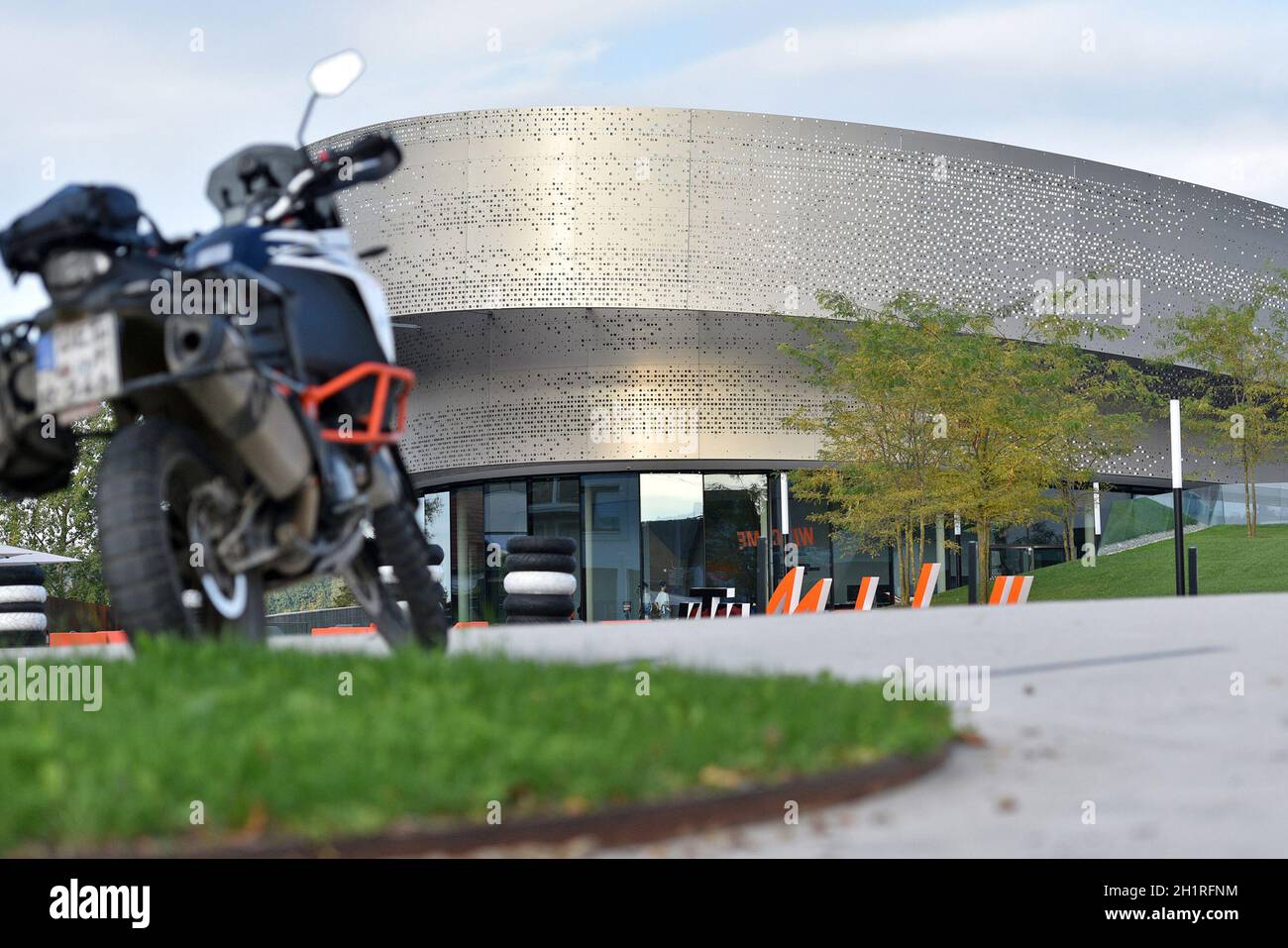 Außenansicht der KTM Motohall à Mattimofen, Oberösterreich, Österreich, Europa - vue extérieure du KTM Motohall à Mattimofen, haute-Autriche, au Banque D'Images