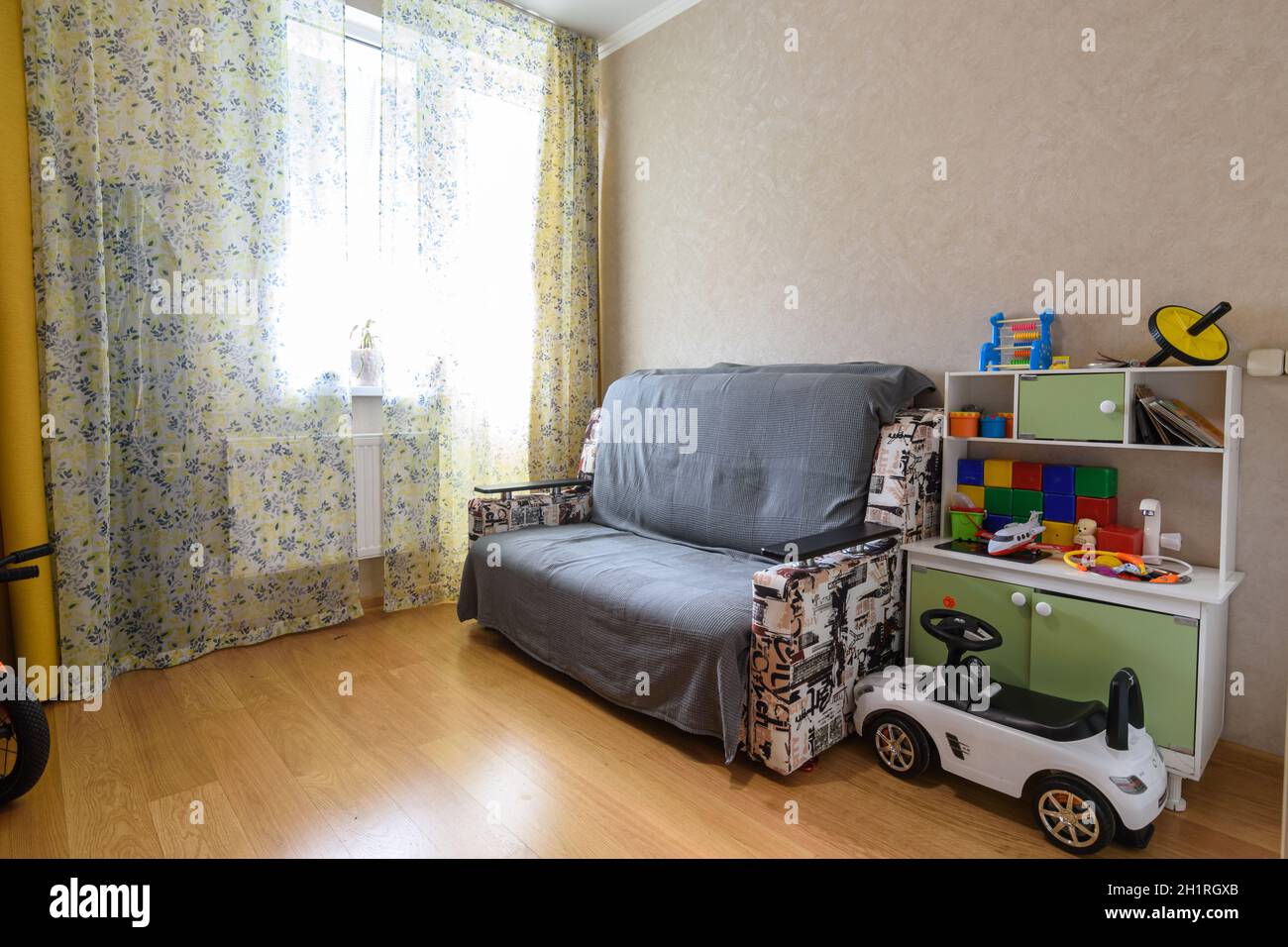 Anapa, Russie - 1er mars 2021 : intérieur d'une petite chambre d'enfants avec un canapé et des jouets Banque D'Images