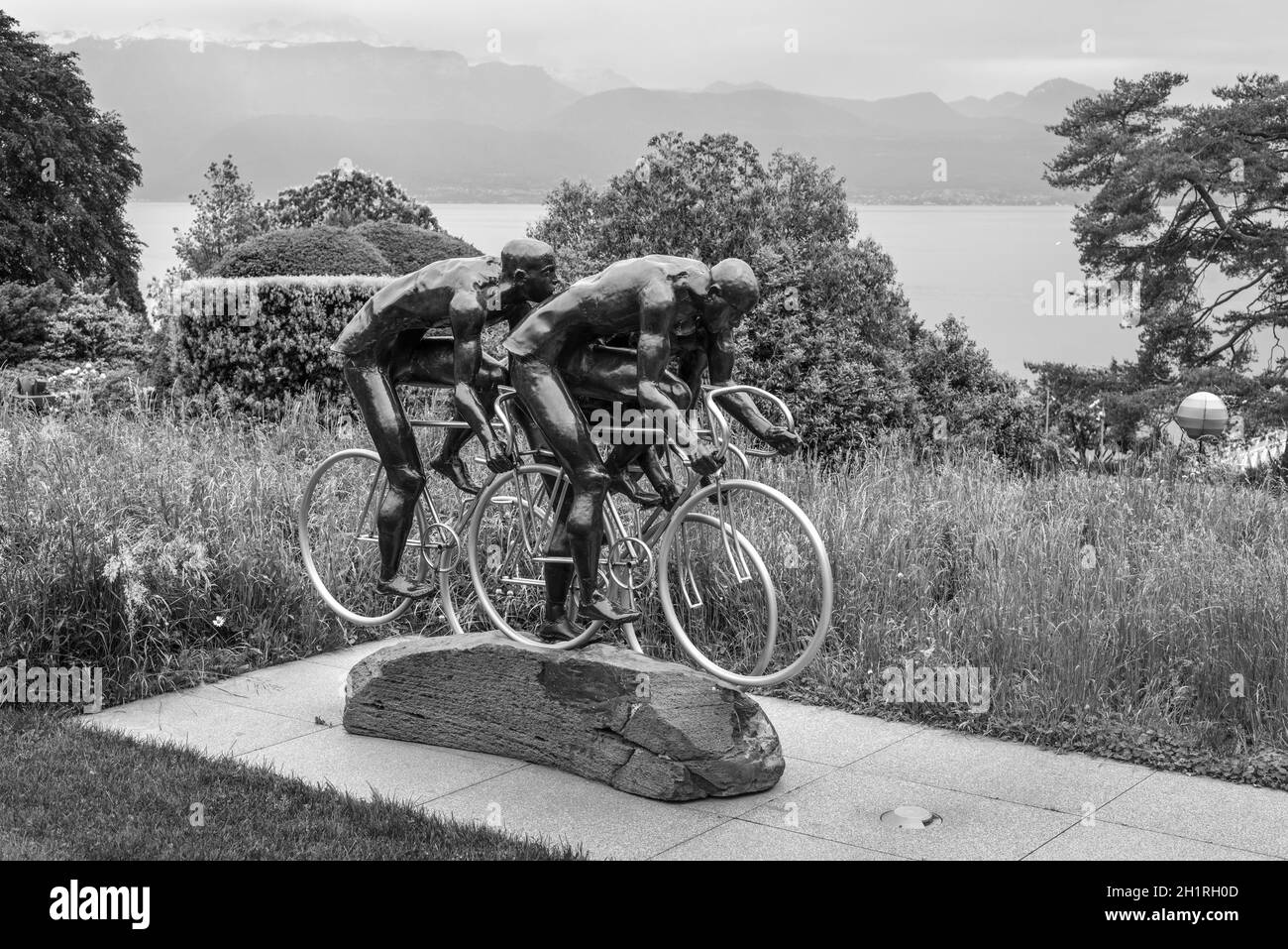 Lausanne, Suisse - 25 mai 2016 : Cyclistes, sculpture de Gabor Mihaly, au musée olympique de Lausanne, en Suisse, sur le lac Léman.Noir et blanc Banque D'Images