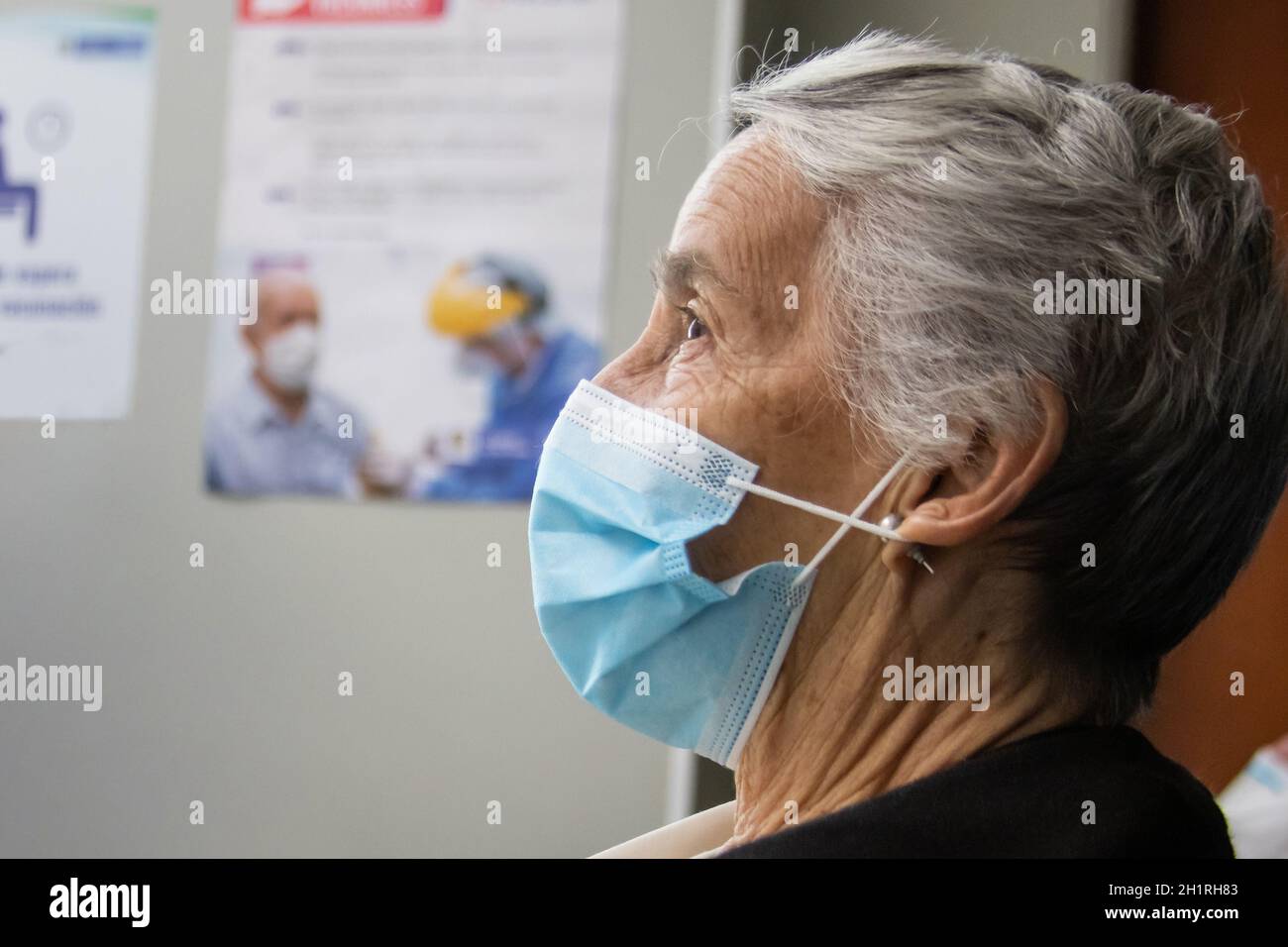 Adulte senior sous observation pour surveiller tout effet indésirable attribuable au vaccin après l'application de la première dose Contre Covid-19 Banque D'Images