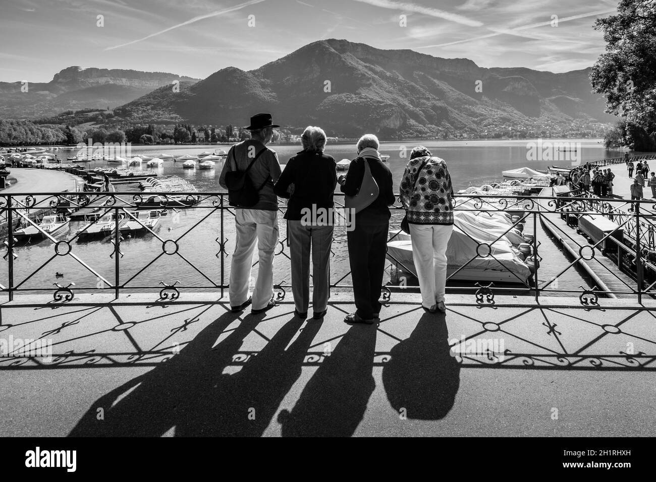 Annecy, France - 25 mai 2016 : les gens sur le pont de l'amour à Annecy, France. Annecy est une commune française, située dans le département de la Haute Savoie Rhone-Alpes r Banque D'Images