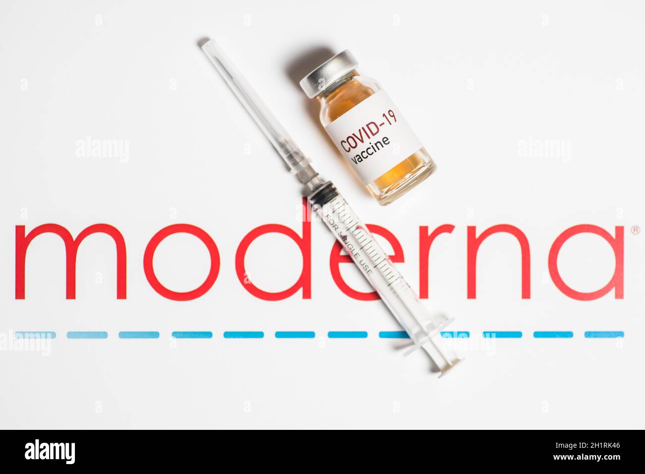 Bucarest, ROUMANIE - 15 mars 2021 : image éditoriale avec une dose du nouveau vaccin coronavirus COVID-19, avec le logo Moderna i. Banque D'Images Bucarest, ROUMANIE - 15 mars 2021 : image éditoriale avec une dose du nouveau vaccin coronavirus COVID-19, avec le logo Moderna i. Banque D'Images